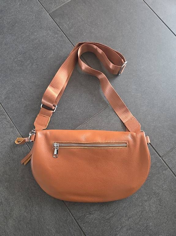 Taschen für Damen: Umhängetasche, Farbe camel, NEU – Gebraucht aus Hilterfingen von boal1980 2