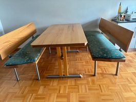 Esstisch und 2 Bänke aus massiv Holz