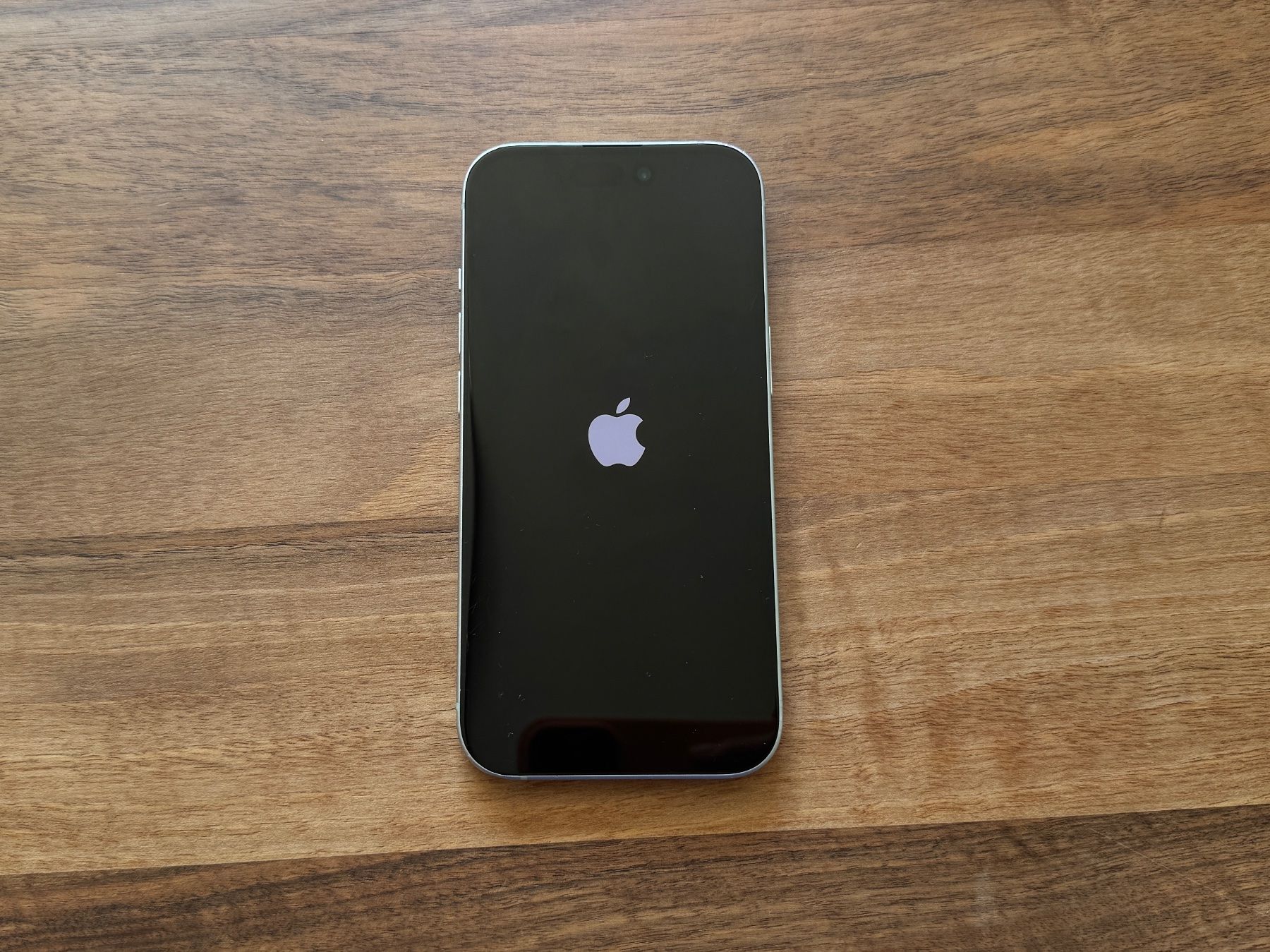 Apple Handys / Smartphones: Iphone 15, funktioniert einwandfrei, mit kaputtem Backscreen – Gebraucht aus Linthal von Water 1