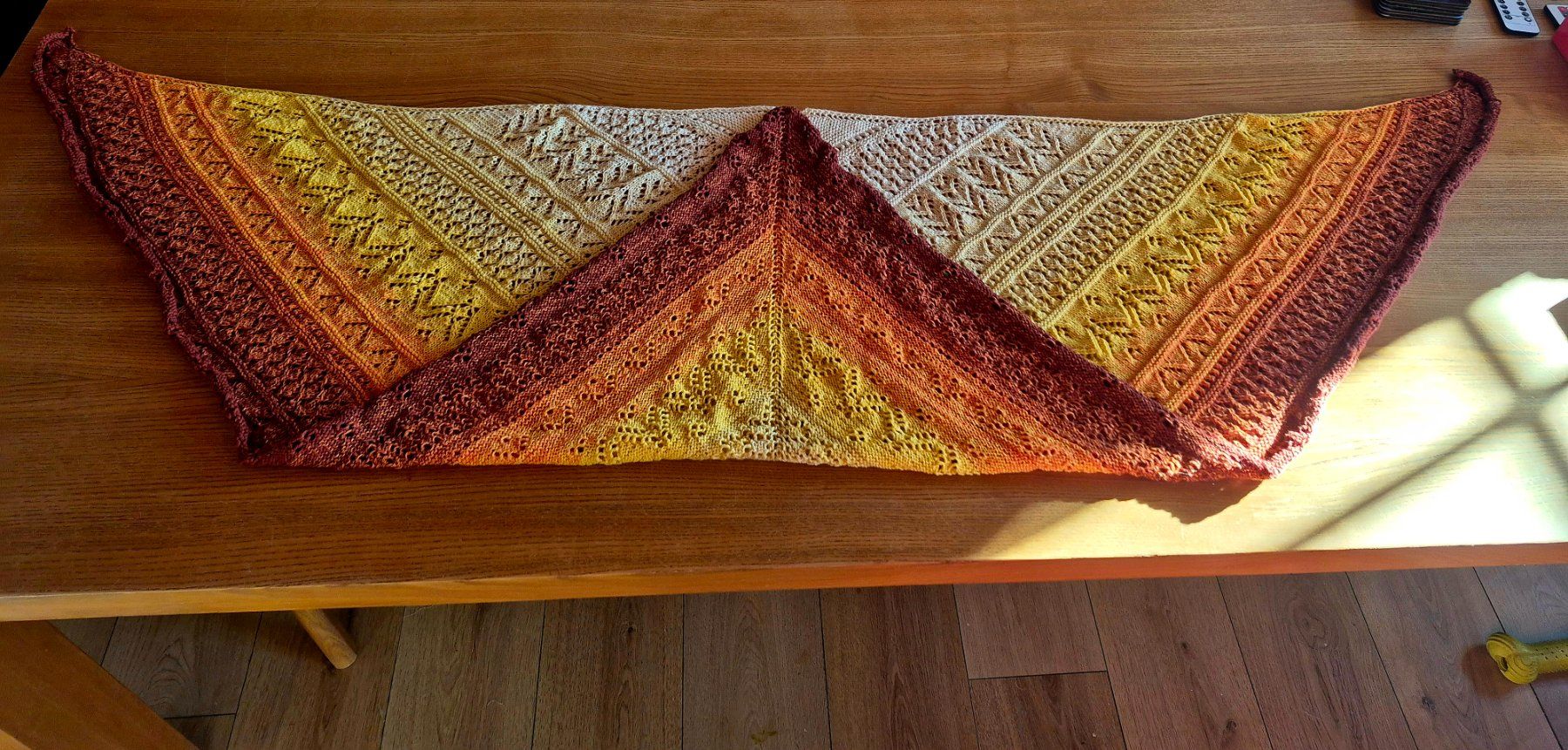 Foulard & Sciarpe: Handgestrickte Stola – Nuovo (secondo la descrizione) da Schafhausen im Emmental venduto da Herzrose 1