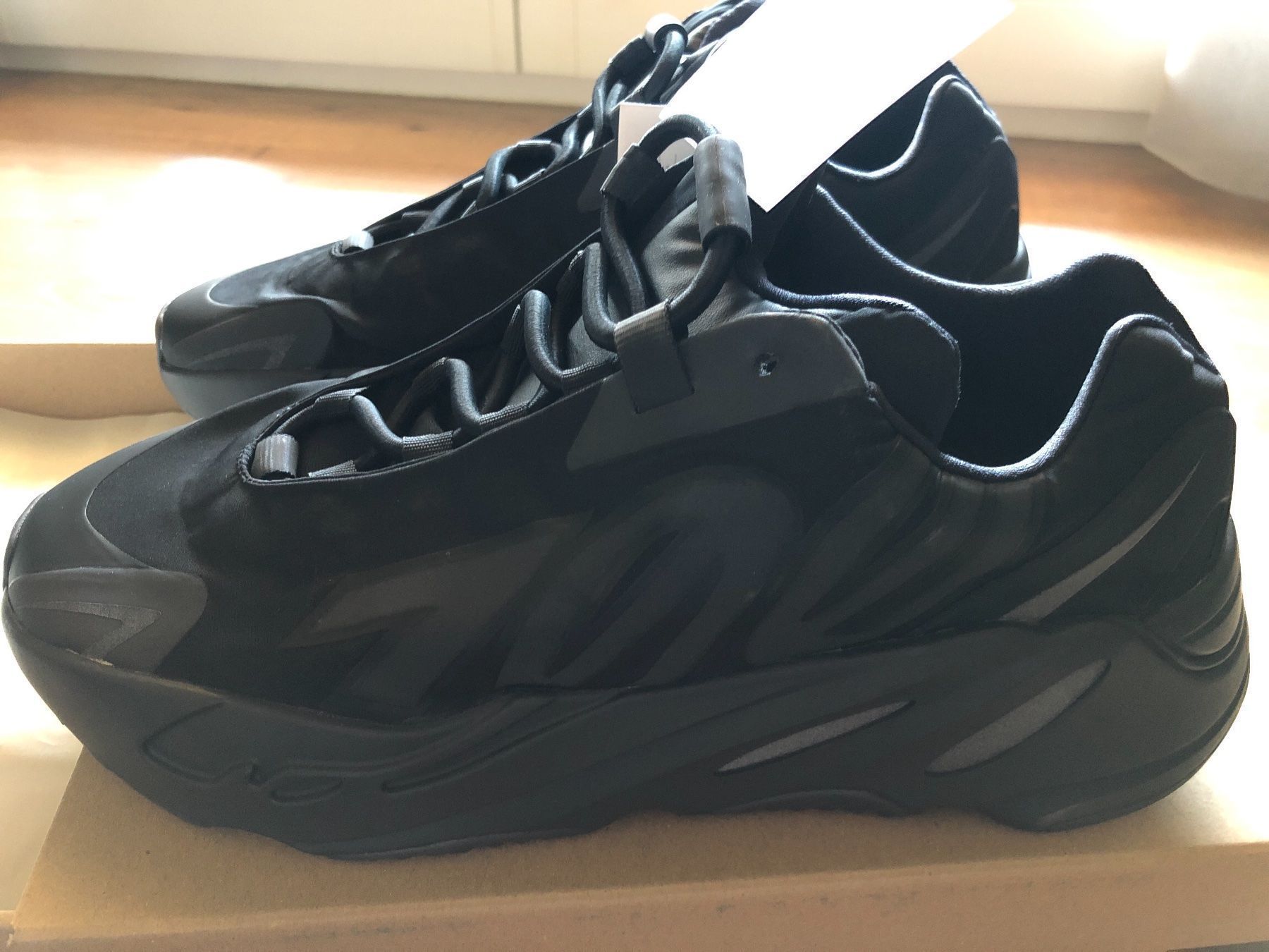 Adidas Scarpe da uomo: Yeezy Boost 700 MNVN Triple Black – Nuovo e nell'imballaggio originale da Walkringen venduto da buetzu08 2