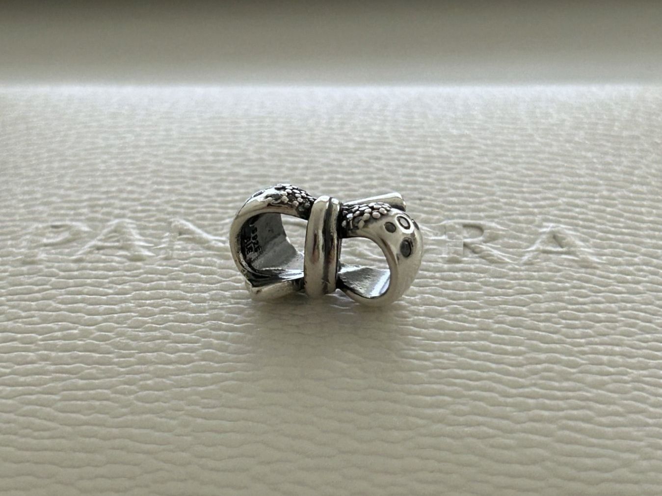 Pandora Ciondoli: Pandora Funkelndes Schleifen Charm – Nuovo (secondo la descrizione) da Rheinfelden venduto da Boutique_Luxe 2