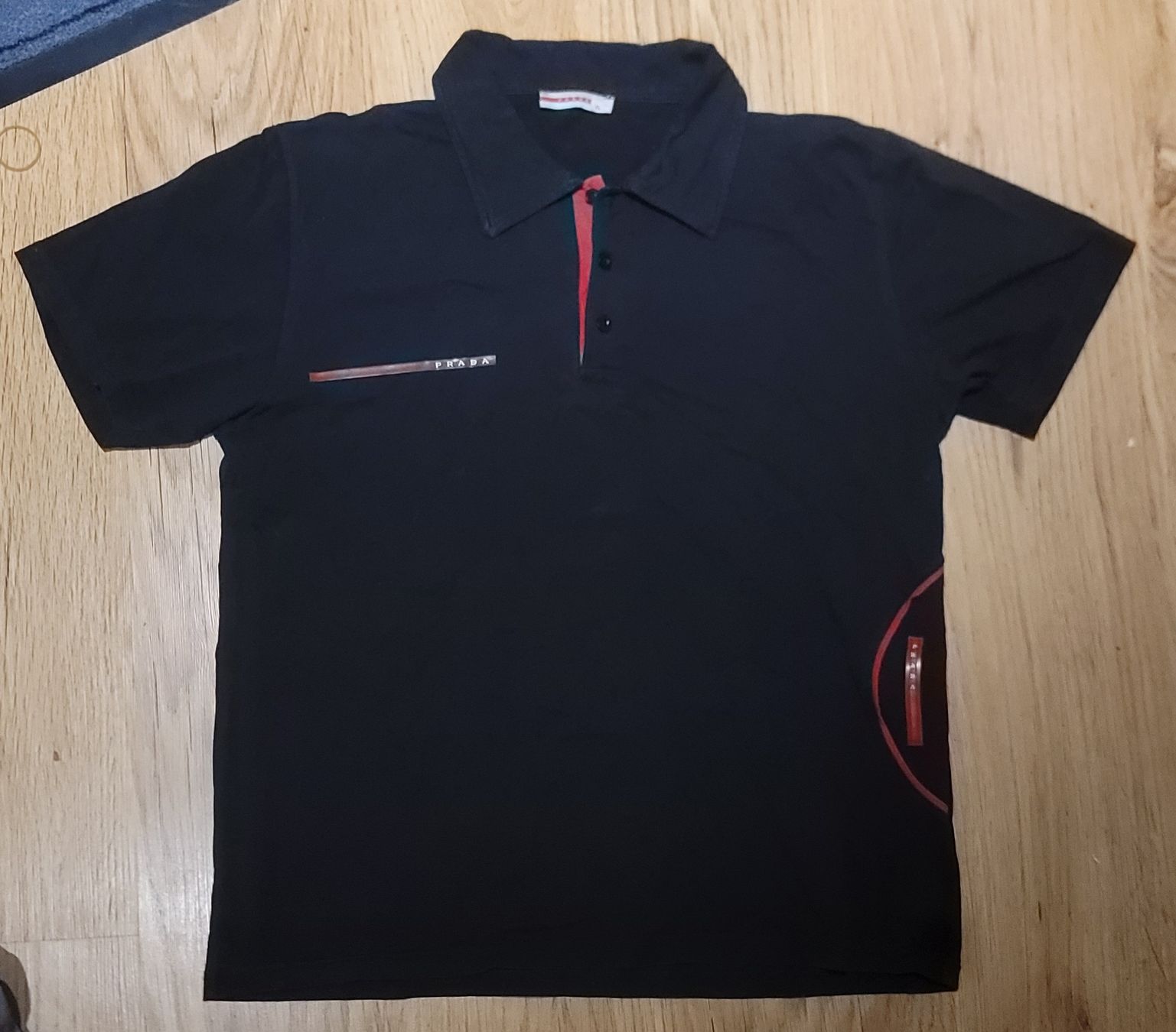 Prada Polo-Shirts: Prada Vintage Hemd Schwarz XL – Gebraucht aus Wil ZH von min_k5p7
