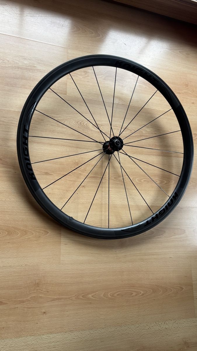 Pneus & Kompletträder: Knight Composit Carbon front wheel - 700c rim brake – Gebraucht aus Gryon von zwi_2thk