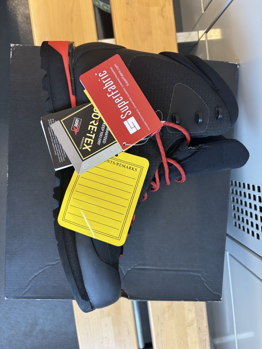 Arcteryx Scarpe da uomo: Neue Arc’teryx Bergschuhe 42.5 – Nuovo e nell'imballaggio originale da La Tour-de-Trême venduto da ValGruyere 4