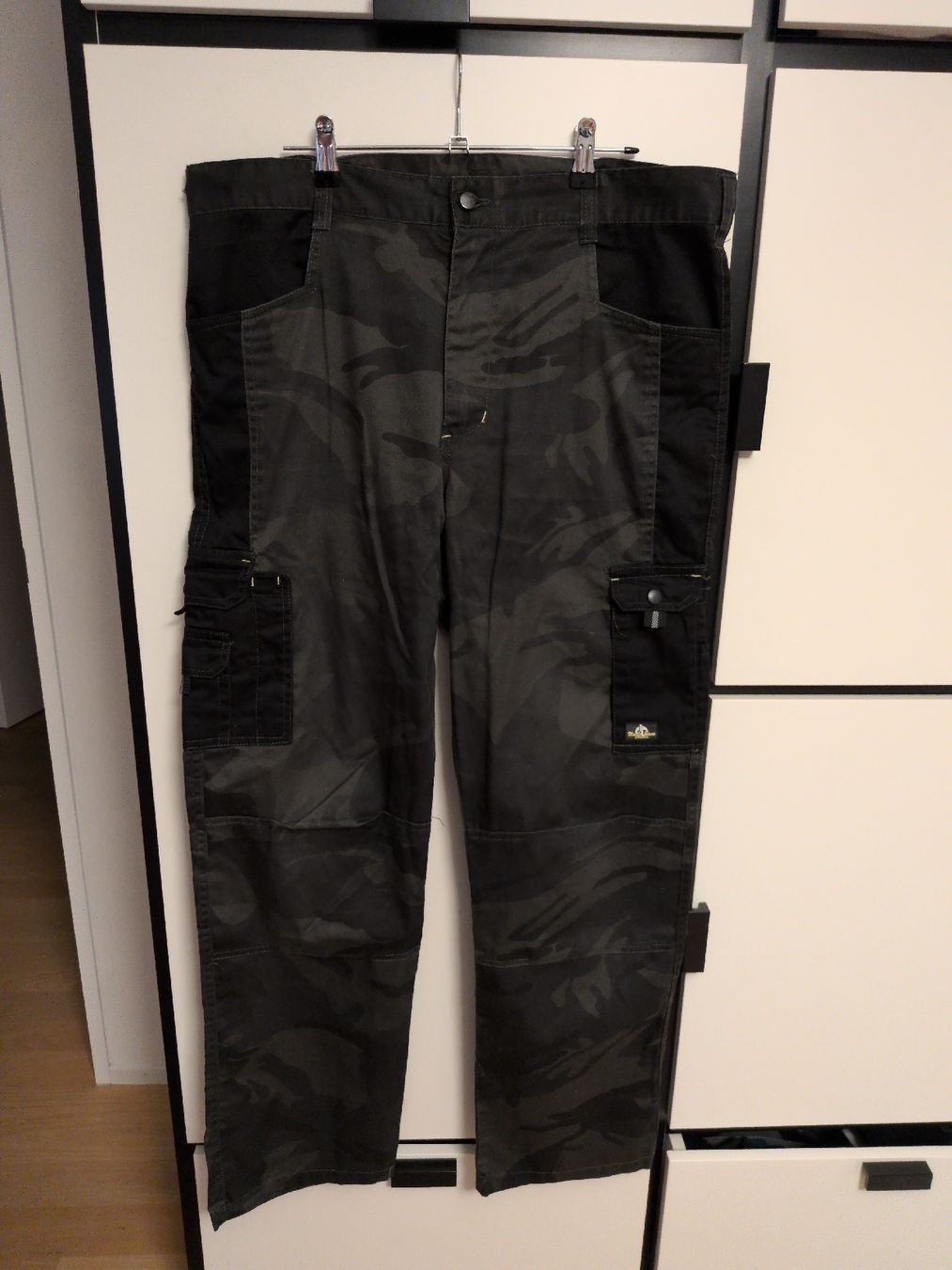 Pantaloni: Arbeitshose Uncle Sam Camouflage Grösse 52. – Usato da Teufen AR venduto da MountainSoul
