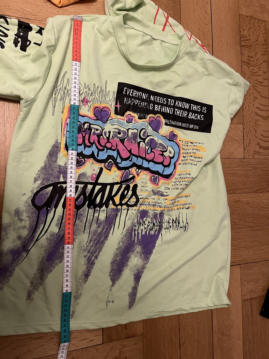 T-shirt: Trendiges Longsleeve im Graffiti-Stil – Usato da Olten venduto da sae_82z2 1
