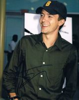 Topher Grace Autogramm signiert Foto 20x25cm