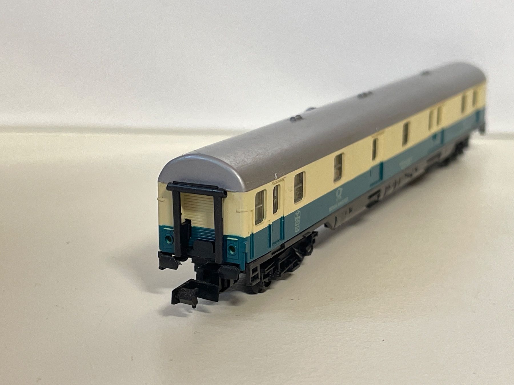Arnold Modelleisenbahnen: Arnold 3281 DB Bahnpostwagen Beige/Türkis – Gebraucht aus Wilderswil von Modellbahn-Shop-Moll 1