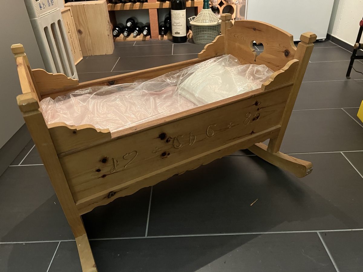 Giocattoli: Geschnitzte Puppen-Wiege – Usato da Igis venduto da Haupt48