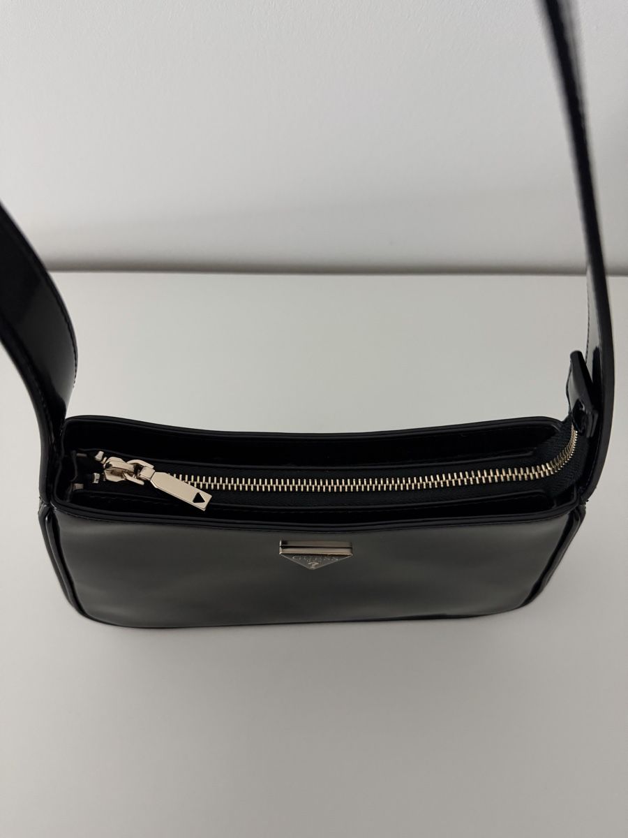 Guess Borse da donna: Guess Handtasche schwarz Lackoptik – Usato da St. Gallen venduto da boj_knj7 3