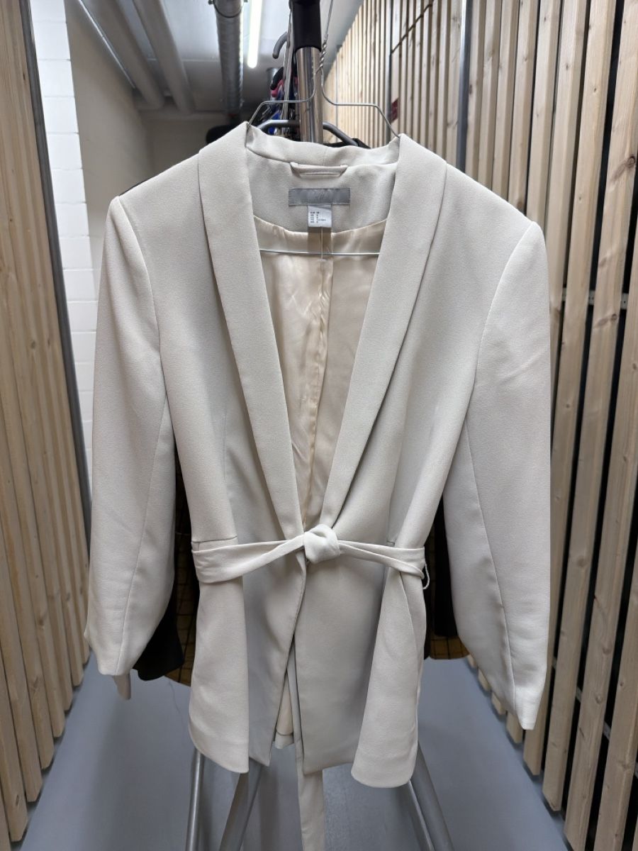 H&M Giacche: H&M Blazer beige mit Bindegurt neuwertig – Nuovo (secondo la descrizione) da Samstagern venduto da UM94 1