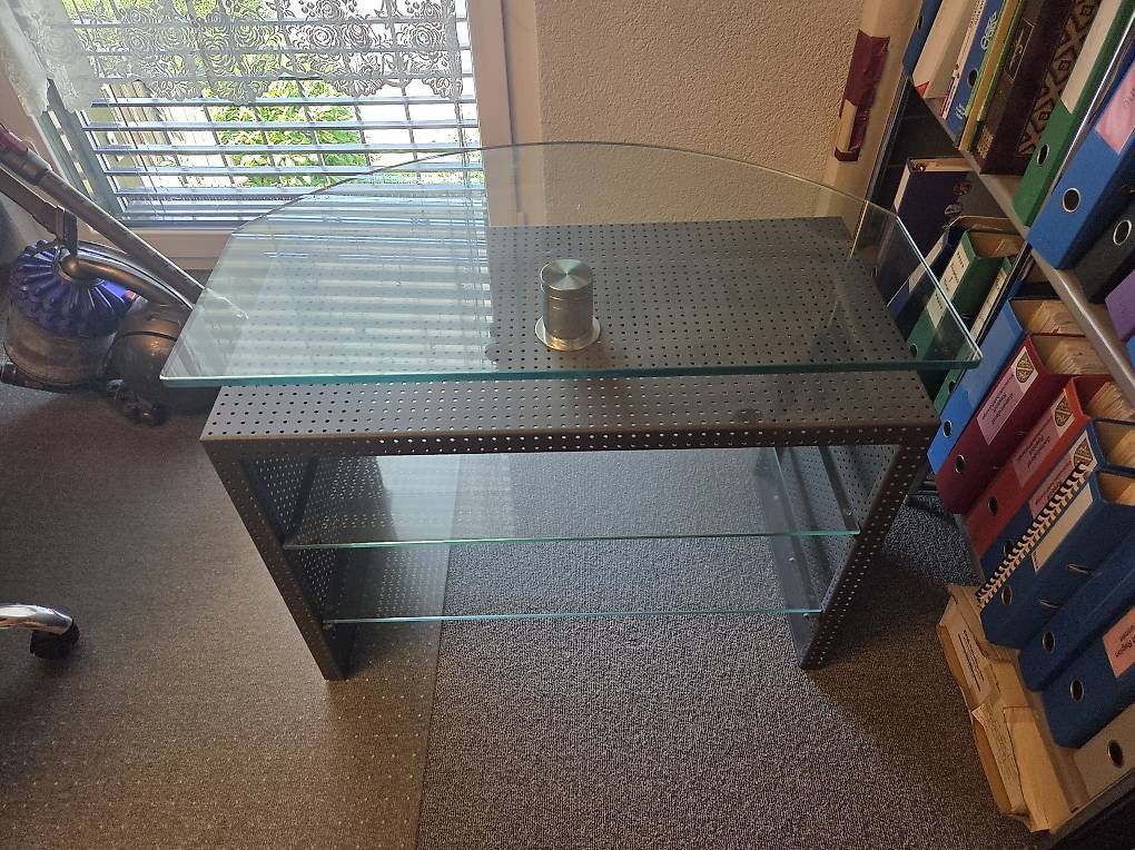 Mobili TV: Modernes Glas-Lowboard mit Lochblech-Elementen  Platzsparen – Usato da Fraubrunnen venduto da Ra_mos 3