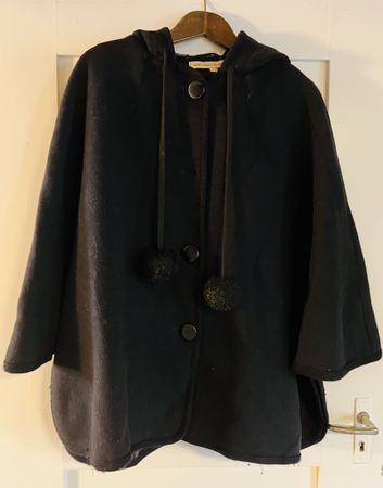 ✨ Exklusives Designer-Cape von French Connection – Grösse L