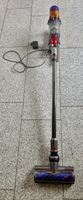 Dyson V12 mit Wand- Ladegrrät unt Teppich Bürste
