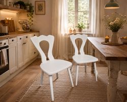 Zwei schöne Stühle im klassischen Landhausstil - Re-new