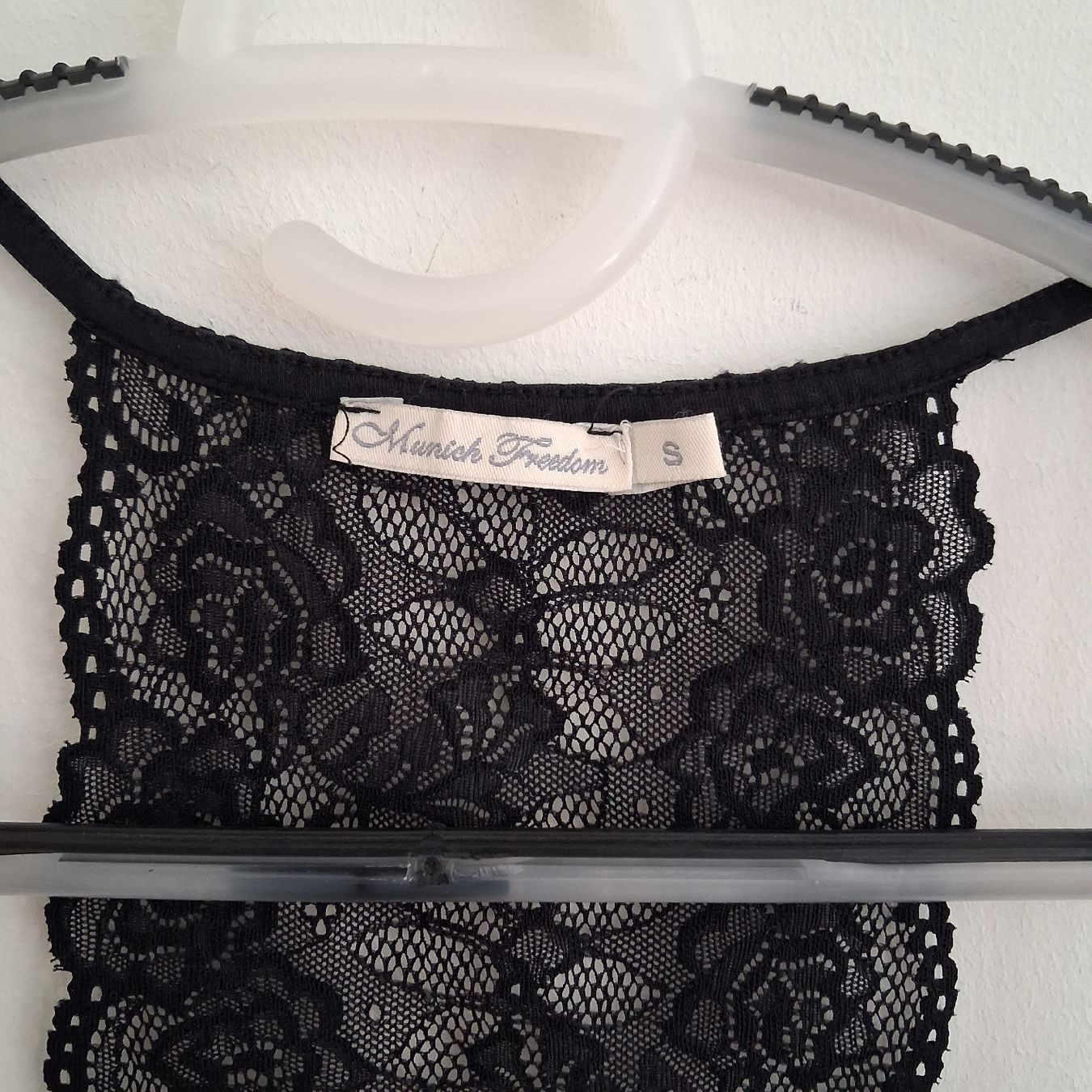 Top: Munich Freedom Black Lace Top Size M – Nuovo (secondo la descrizione) da Wil SG venduto da tre_g2l7 1