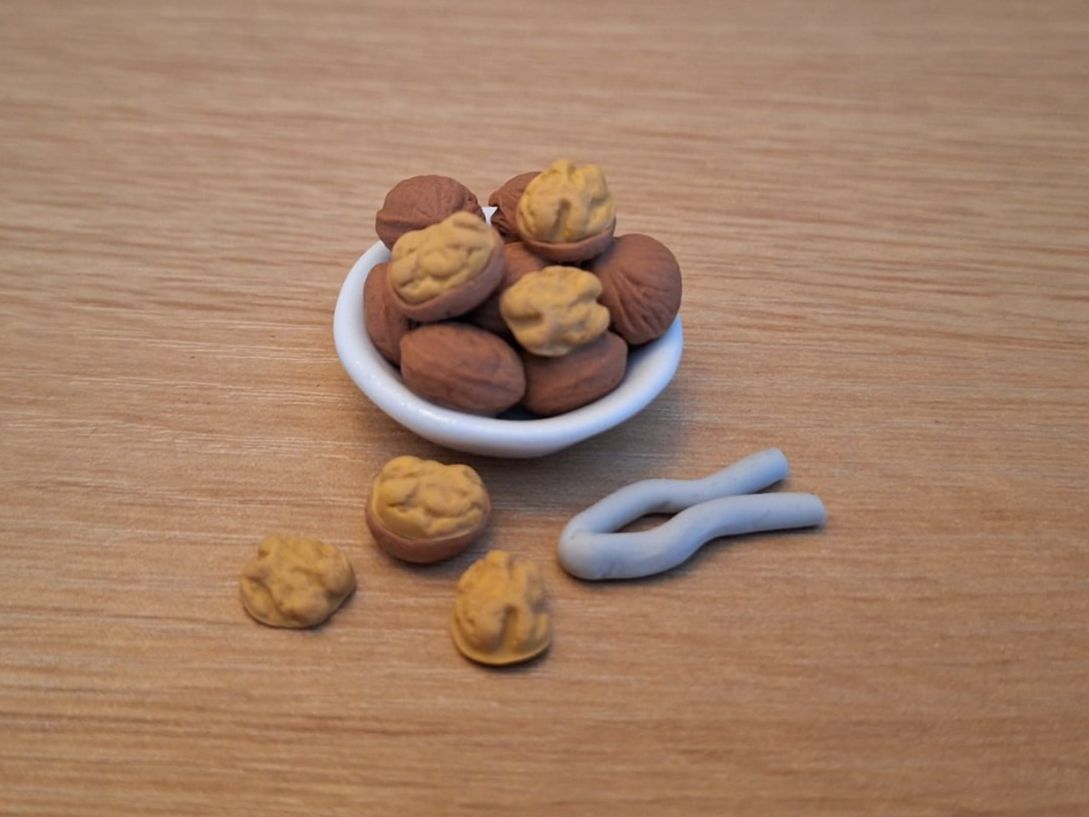 Case e mobili per bambole: Handmade Baumnuss Schale mit Nussknacker – Nuovo (secondo la descrizione) da Zürich venduto da HandmadeTinyFood 3