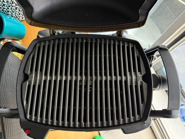 Weber Griglie: Weber grill with cover – Usato da Luzern venduto da lynluv2shop 2