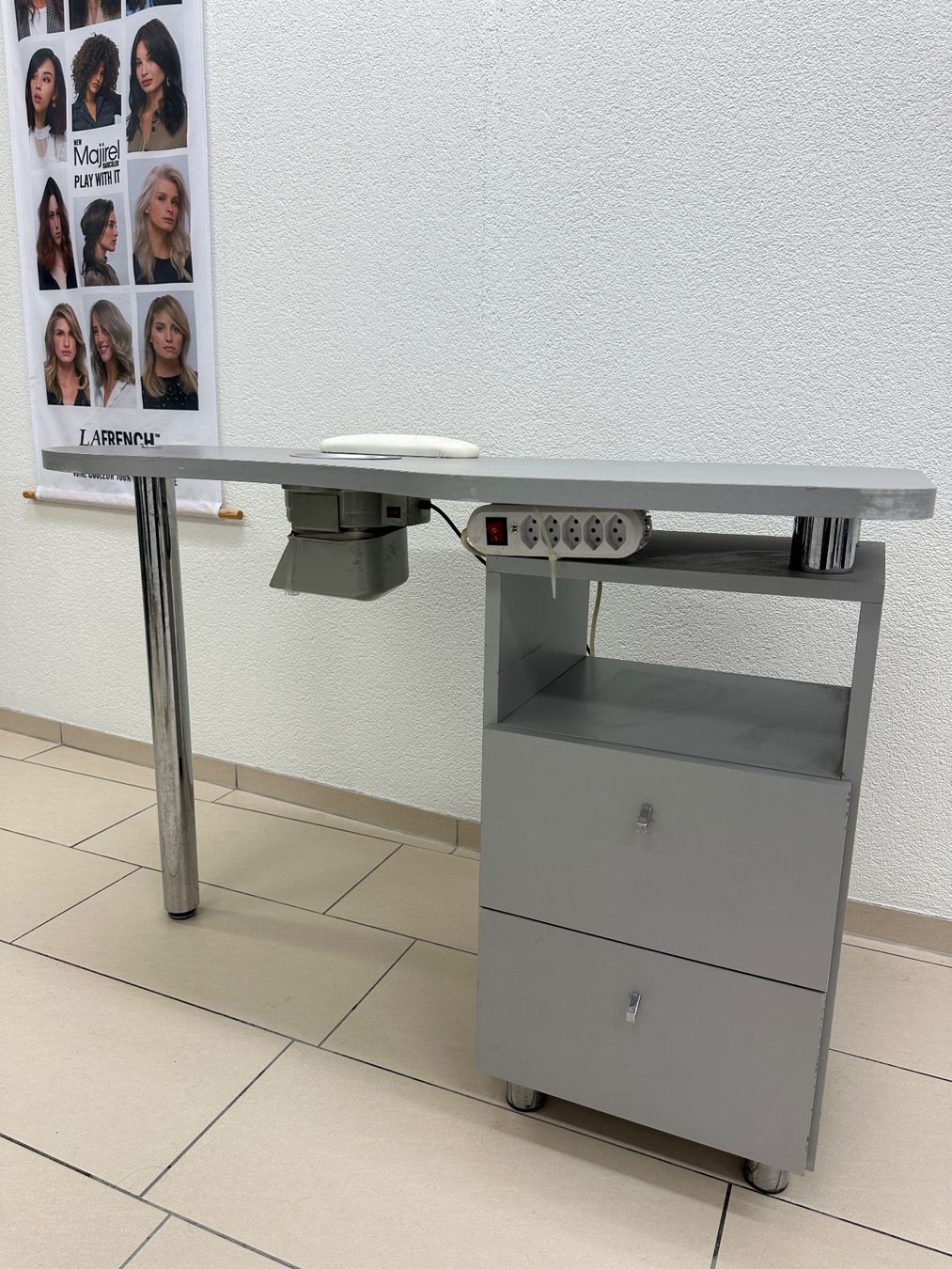 Unghie finte: PROFI NAGELSTUDIO TISCH MIT ABSAUGUNG – Usato da St. Gallen venduto da bonoart