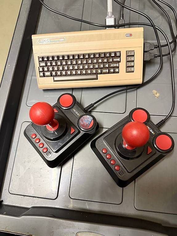 Commodore Console: Commodore C64 Vintage Spielkonsole – Usato da Bülach venduto da G39