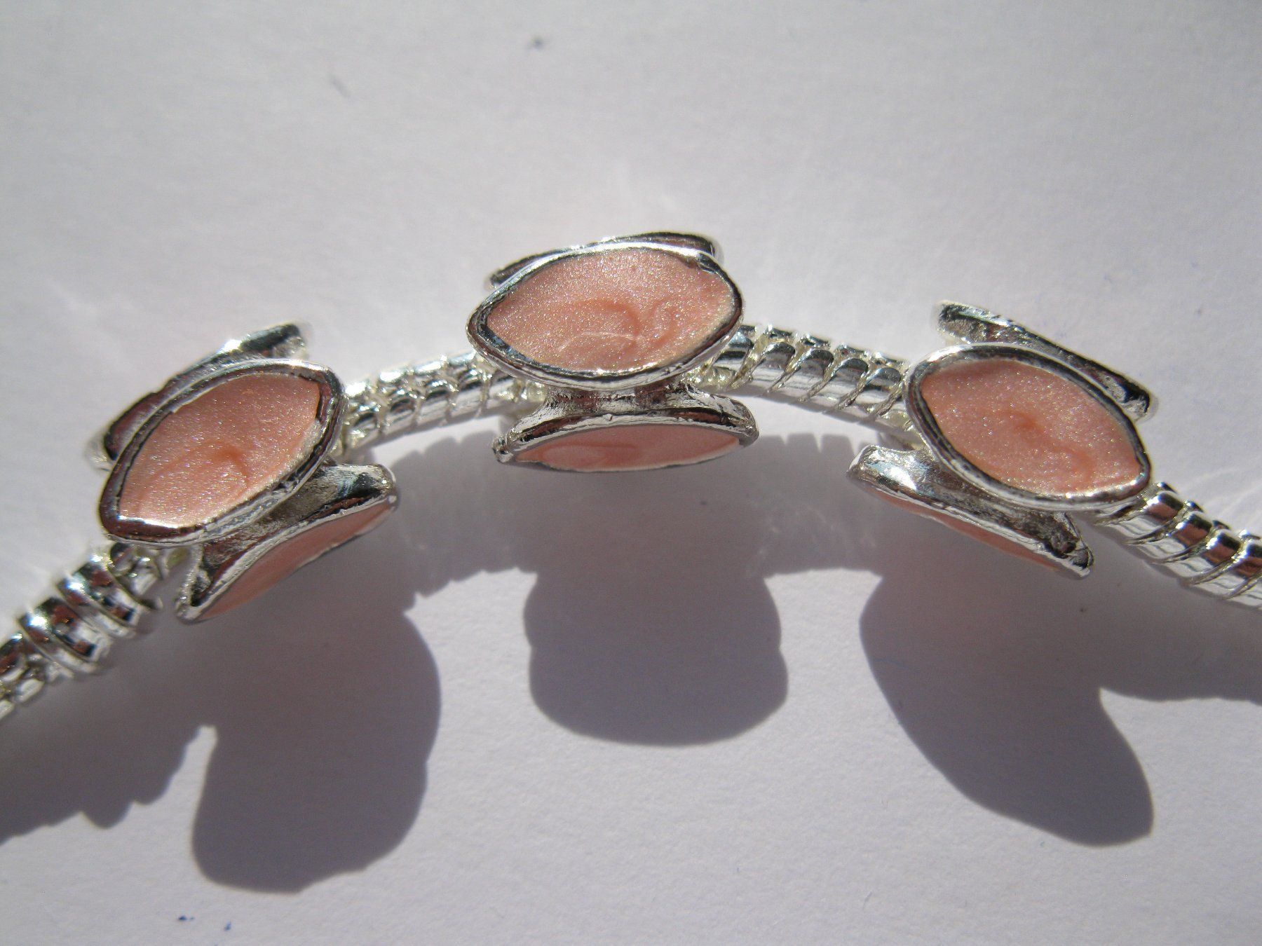 Perle (finte): 2 Grosslochperlen, Beads Blatt, rosé emailliert – Nuovo e nell'imballaggio originale da St. Margarethen TG venduto da LuanaKa