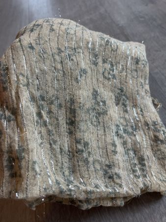 Schönes Halstuch/Schal mit feinen silbernen Fäden