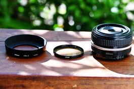 Nikkor Z 28mm f/2.8 SE pour FX & DX + pare-soleil + filtre