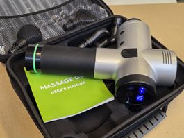 Massagepistole mit Koffer und Aufsätzen – Bastler/Defekt