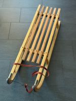 Stabiler Holzschlitten in klassischem Design