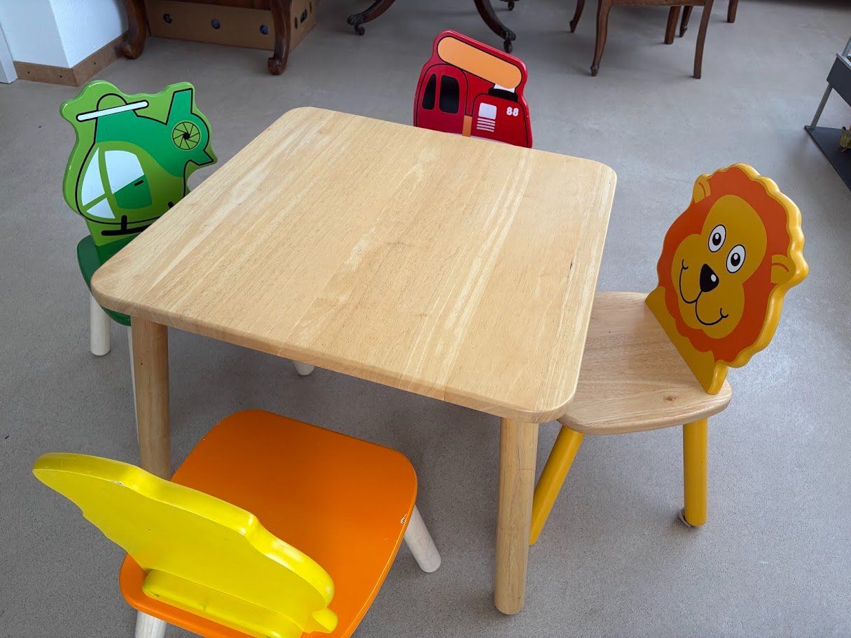 Tables: Kindertisch aus Holz mit 4 Stühlen – D'occasion à Altdorf UR par Regulo