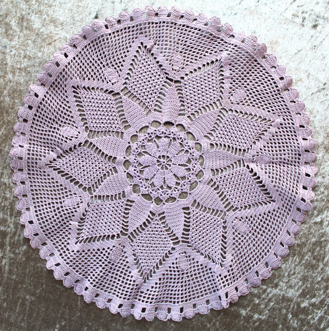 Gehäkelte Spitzendecke Fliederfarbe , Durchmesser ca.38 cm (Gebraucht