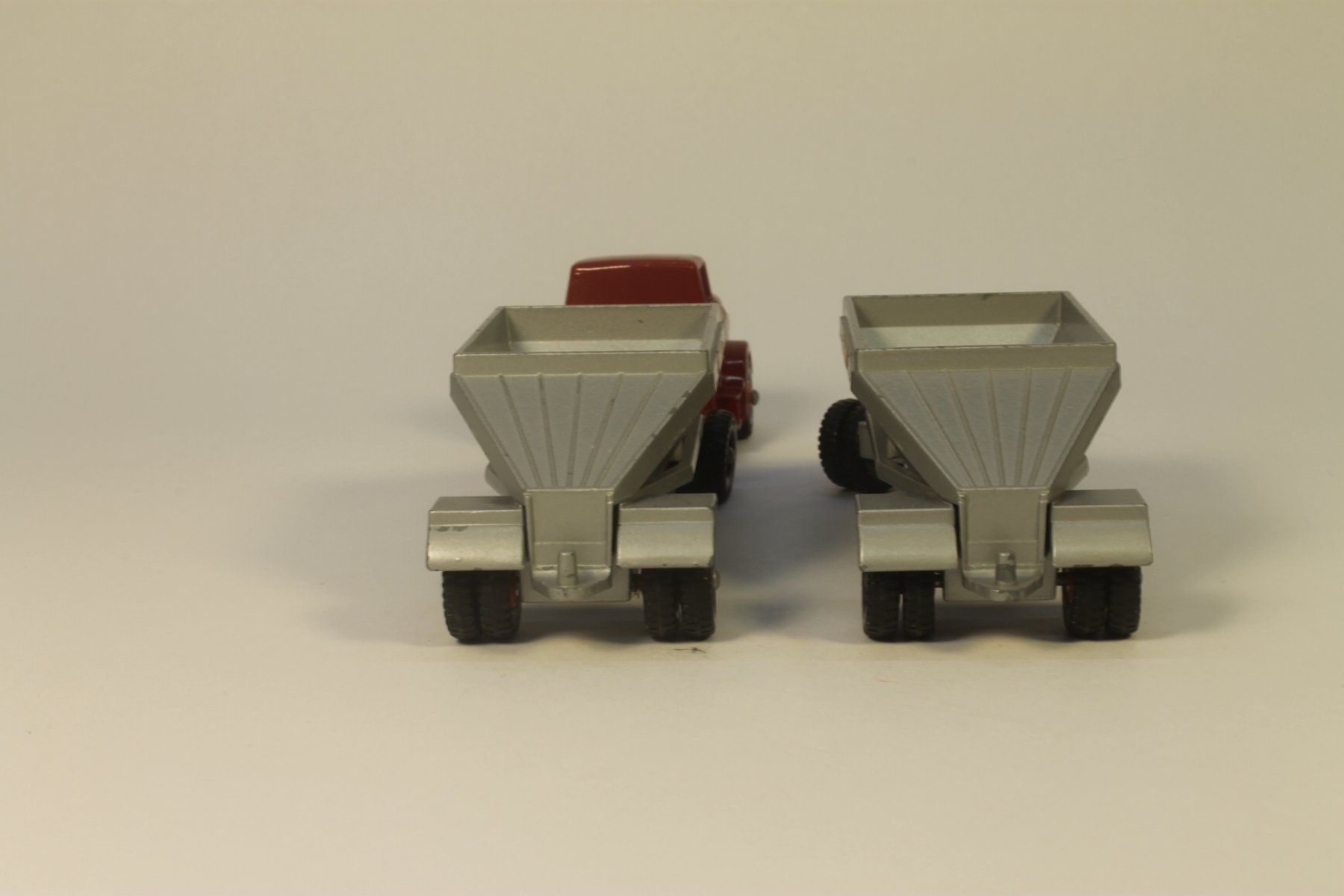 Matchbox Modellini d'auto: Matchbox Major Pack M4B GMC Fruehauf Hopper – Usato da Zofingen venduto da Trukli58 3