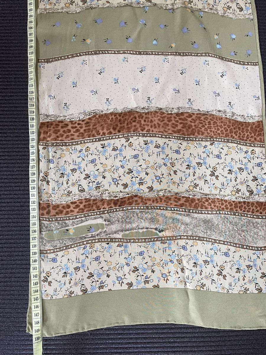 Foulard & Sciarpe: Écharpe  en soie 100% patchwork floral et léopard 150cm – Nuovo (secondo la descrizione) da Vuippens venduto da ale_6gkb 4