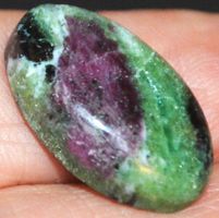 Cabochon L-9066 – Rubin Zoisit oval ca. 23x14mm