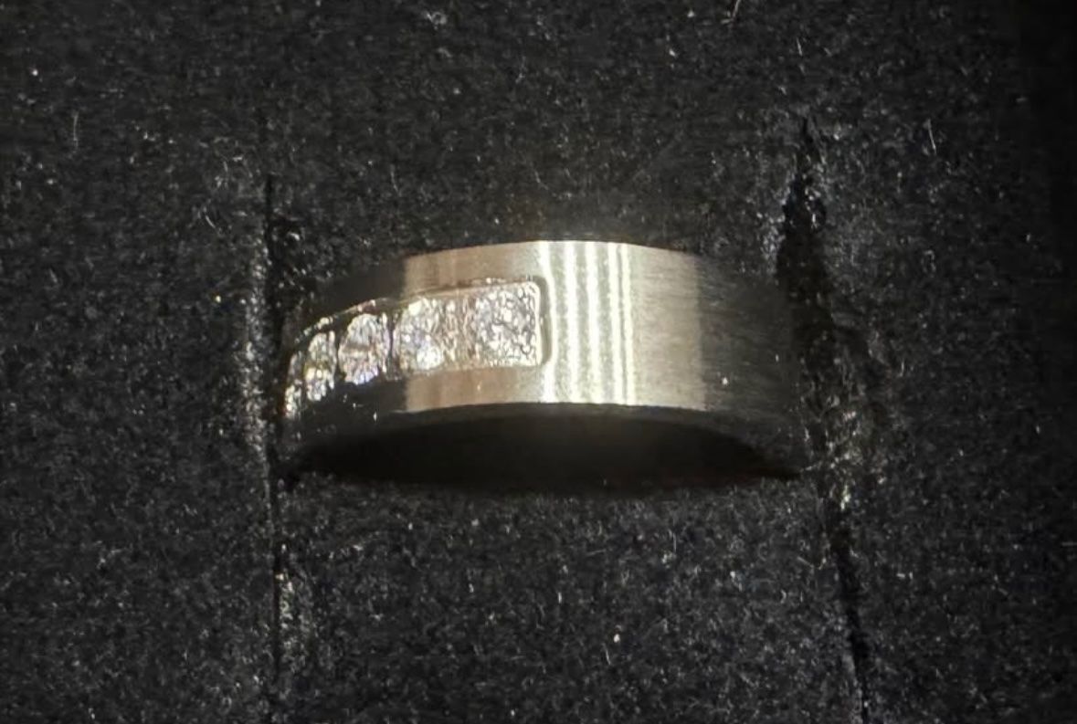 Ring aus Stahl mit wunderschönen funkelnden Zirkonia 💎 (Neu (gemäss ...