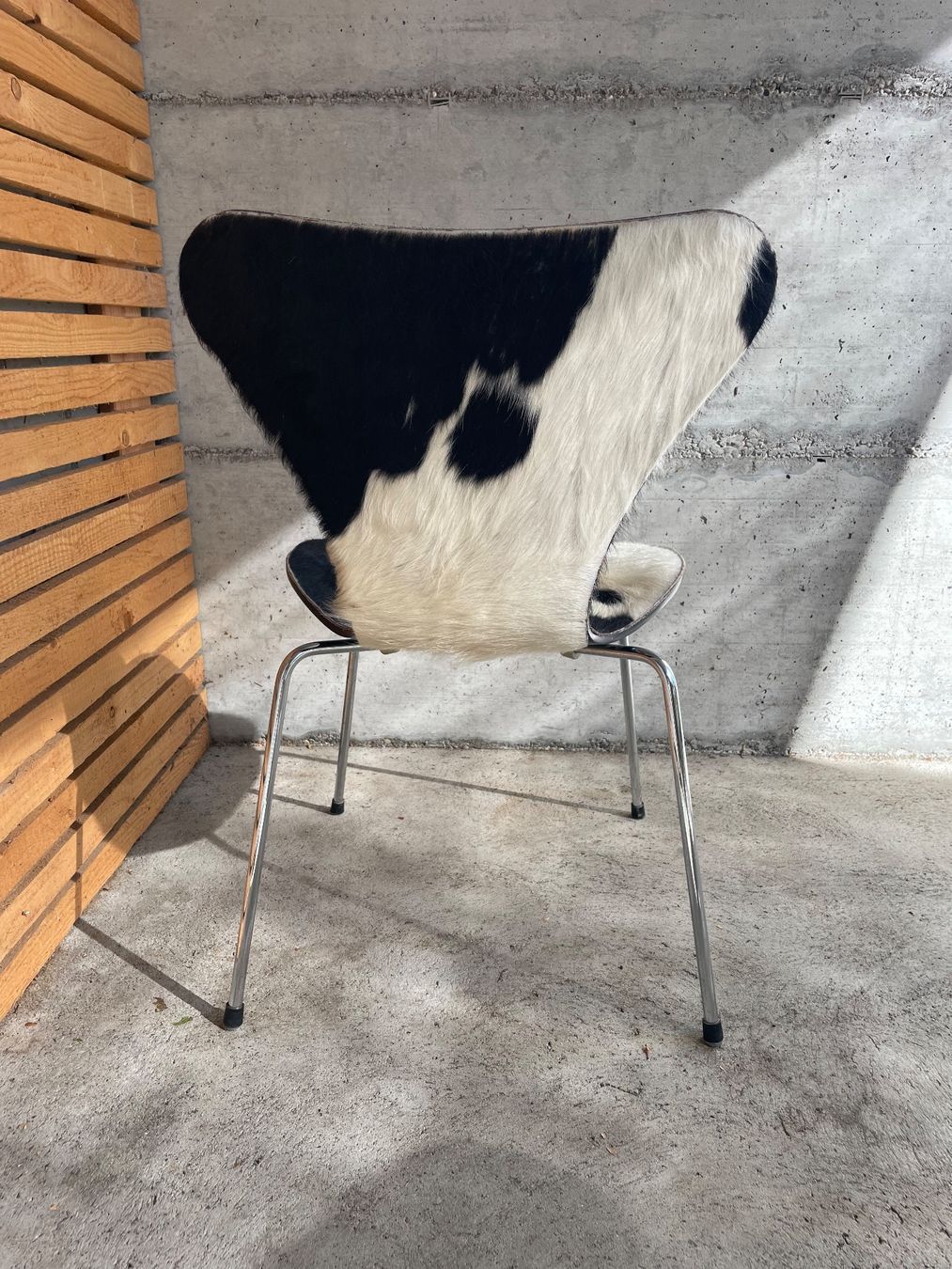 Fritz Hansen Sedie: Fritz Hansen Stuhl Kuhfell – Usato da Wiesendangen venduto da Blupics 2