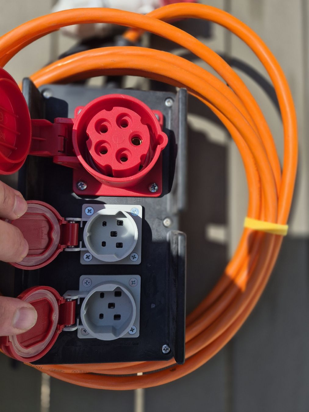 Elektrotechnik: Power Safety Box Stromverteiler Gummi CEE 16 – Neu (gemäss Beschreibung) aus Buch SH von Barbarossa84 1