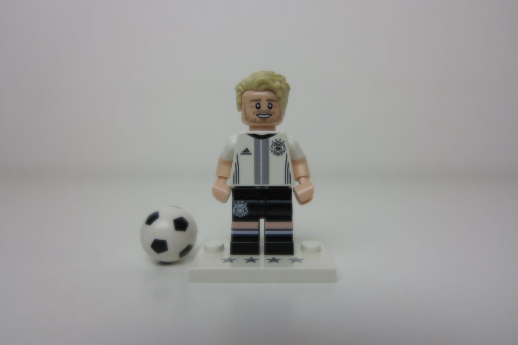 Lego Giocattoli: LEGO Minifigur CMF DFB André Schürrle – Nuovo (secondo la descrizione) da Ostermundigen venduto da RG-Collector