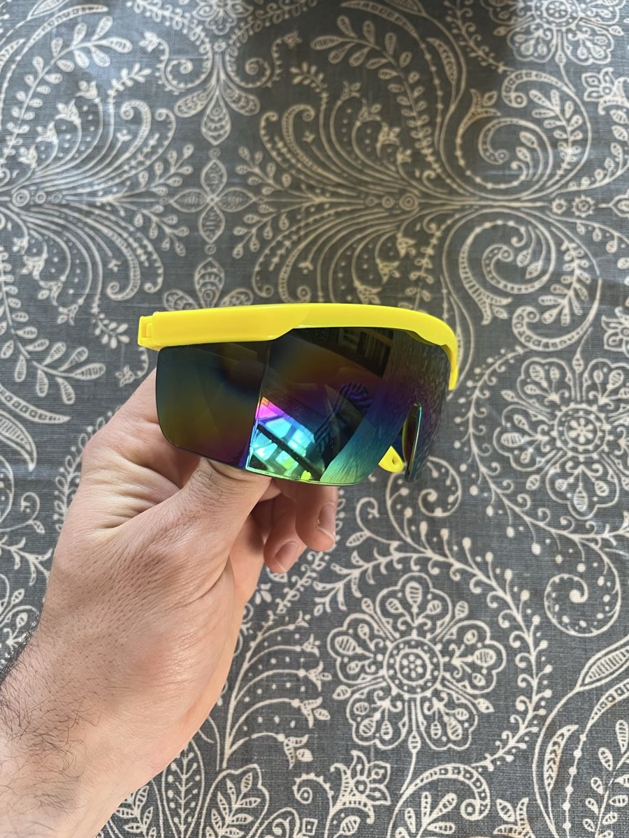 Occhiali & Lenti: Rainbow Mirrored Sunglasses, Yellow Frame, with Case. – Usato da Bertschikon Gossau venduto da Weezysarchive 4