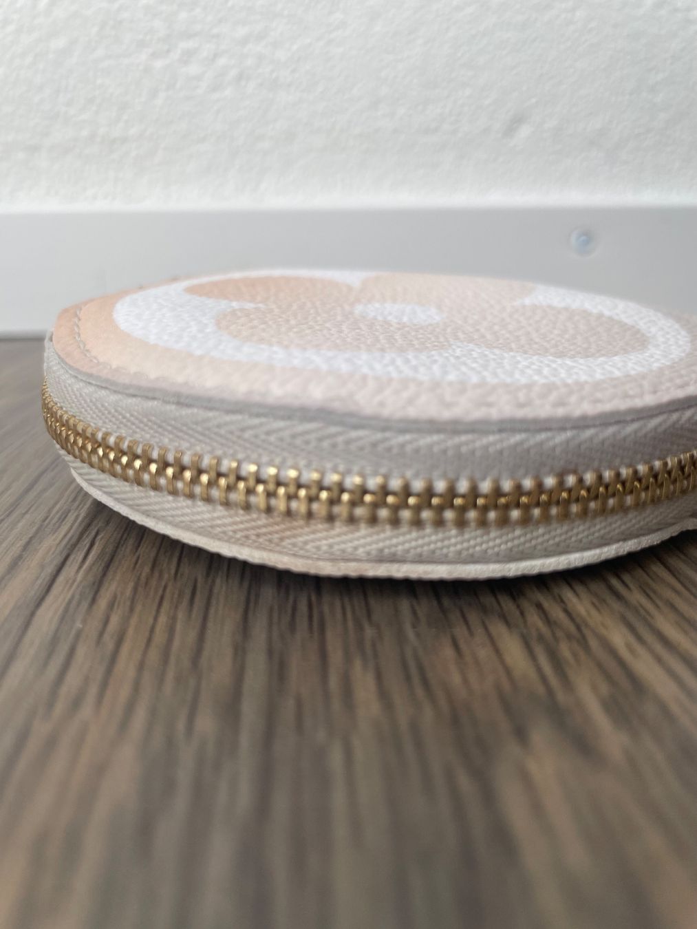 Louis Vuitton Portamonete: Louis Vuitton Round Coin by the Pool – Nuovo (secondo la descrizione) da Münchwilen TG venduto da emma_J 5