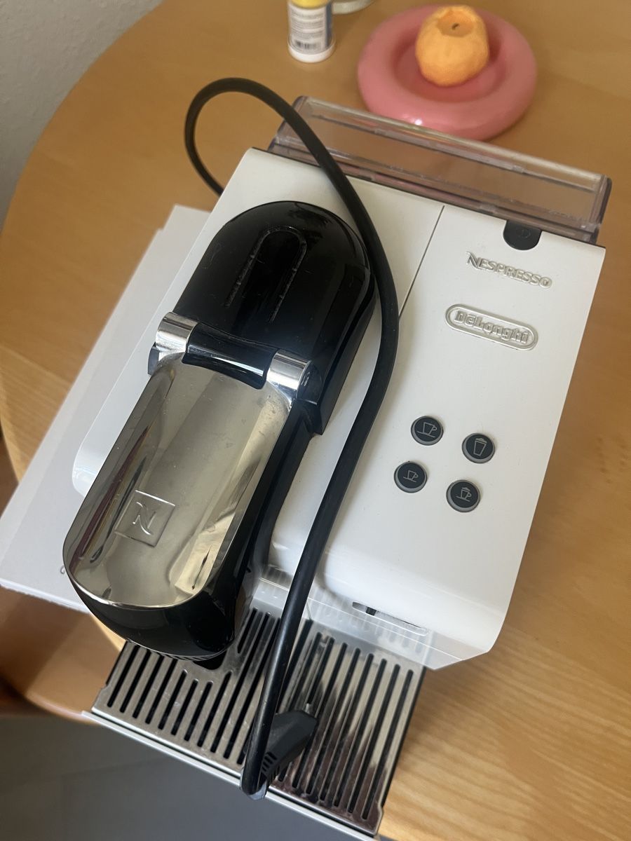 De'Longhi Kaffeemaschinen & Espressomaschinen: Nespresso DeLonghi Kaffeemaschine – Gebraucht aus Zürich von cbraunsc 1