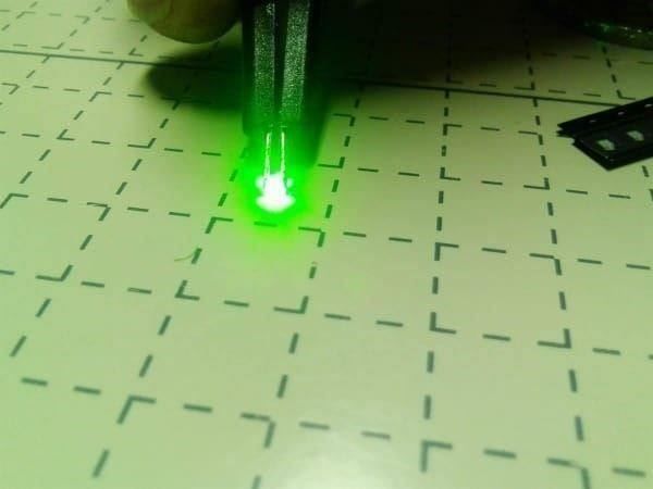 Componenti elettronici: LED SMD 0805, grün 100Stk – Nuovo (secondo la descrizione) da Luzern venduto da Salefactory