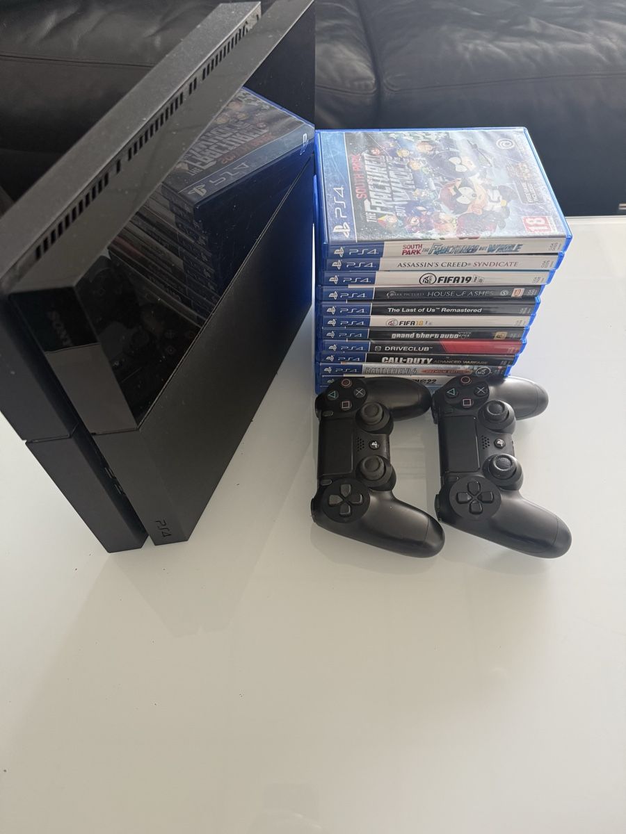 Sony Konsolen: Ps4 mit zwei Controller inklusive 12 Spiele – Gebraucht aus Bern von Kikiel