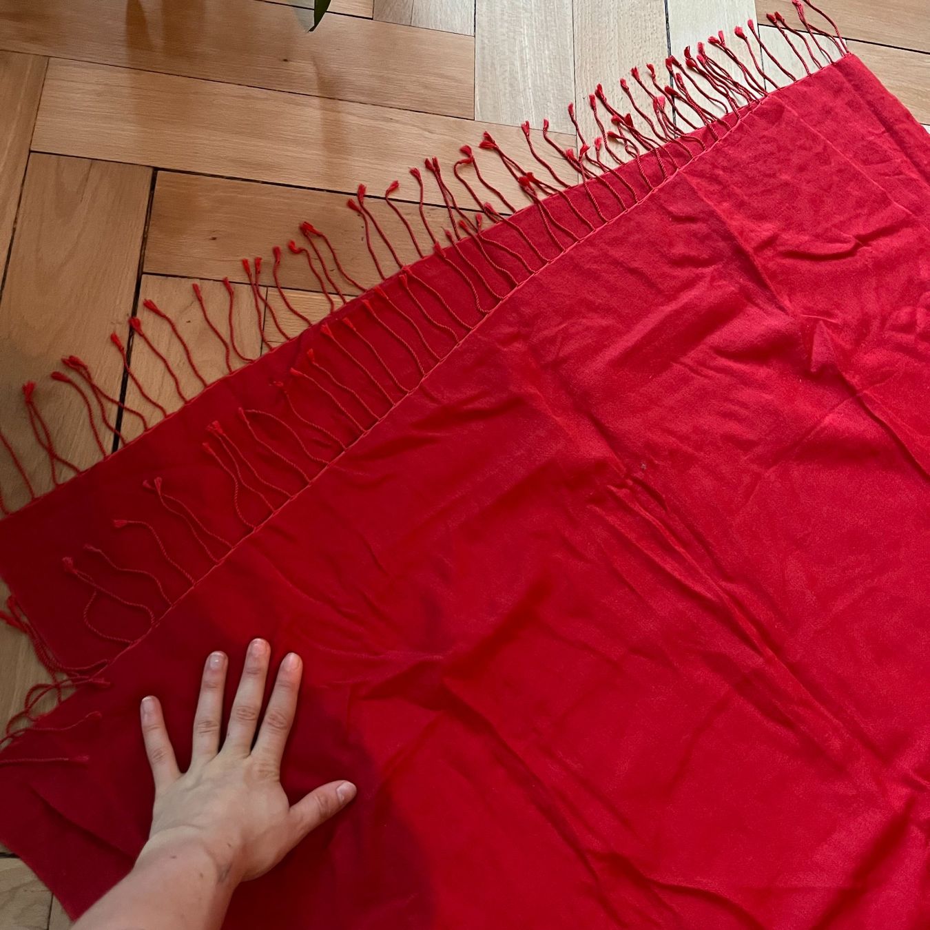 Foulard & Sciarpe: grosser Stoffschal in Rot mit Fransen – Usato da Gelterkinden venduto da lirithp 2