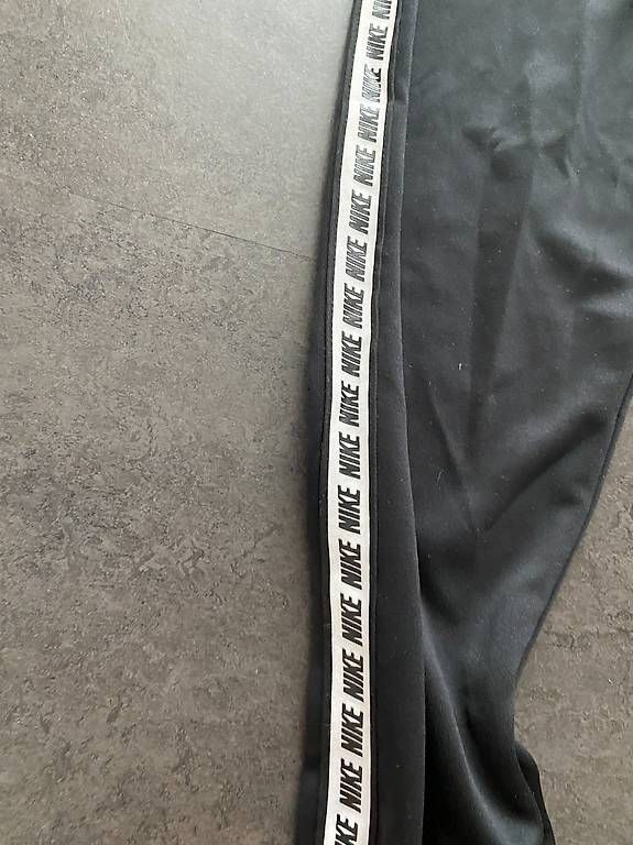 Pantalons: Nike Trainingshose Grösse M – D'occasion à Nottwil par mit_7x97 2