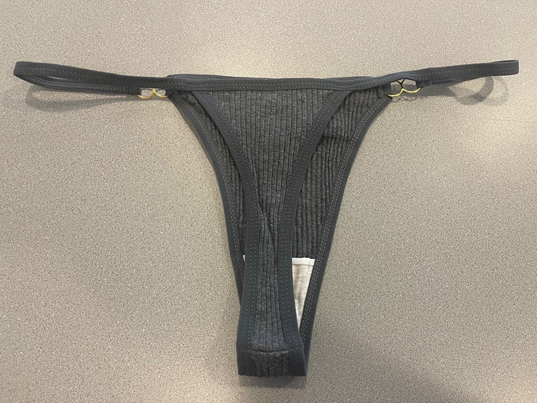 Autres dessous: Neuer String Tanga, Grösse L – Neuf avec emballage d'origine à Wohlen AG par abaci 1