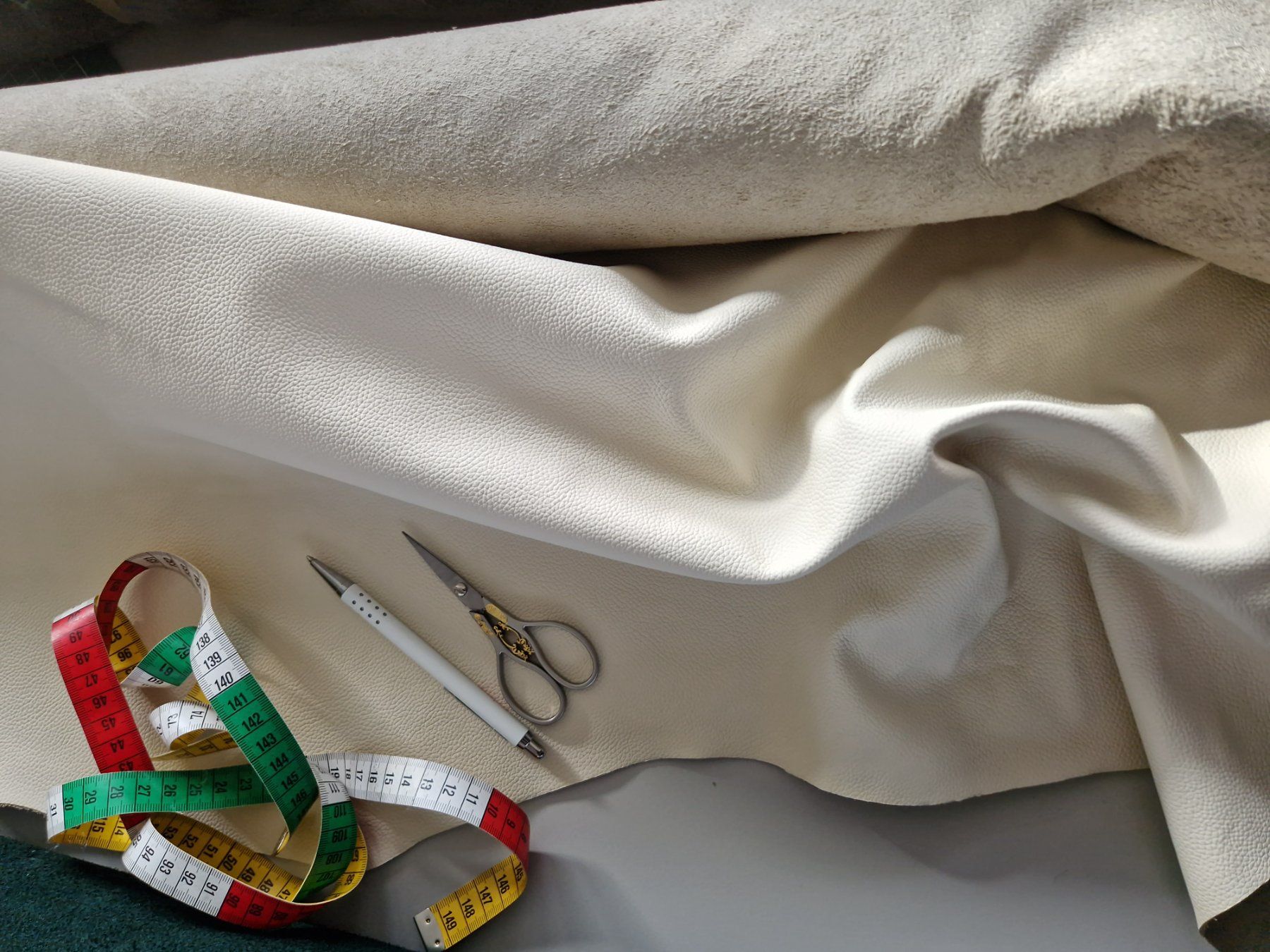 Tessuti: Leder Reste Möbelleder beige cremeweiss – Nuovo (secondo la descrizione) da Winterthur venduto da LederSchneiderei