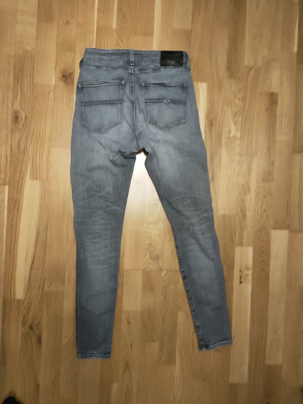 Jeans: TOMMY JEANS 27/32, schwarz/hell Damen – Usato da Russikon venduto da noahn99 2