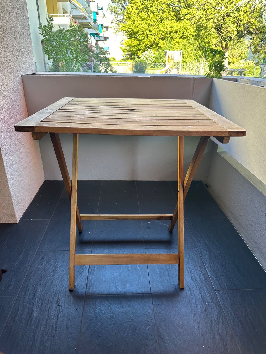 Tables: Lovely foldable outdoor table – D'occasion à Dübendorf par ket_cd6z 1